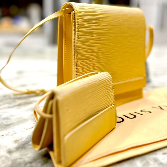 Bundle Louis Vuitton Authentic Epi Leather Shoulder Bag with Matching Compact - Picture 4 of 10